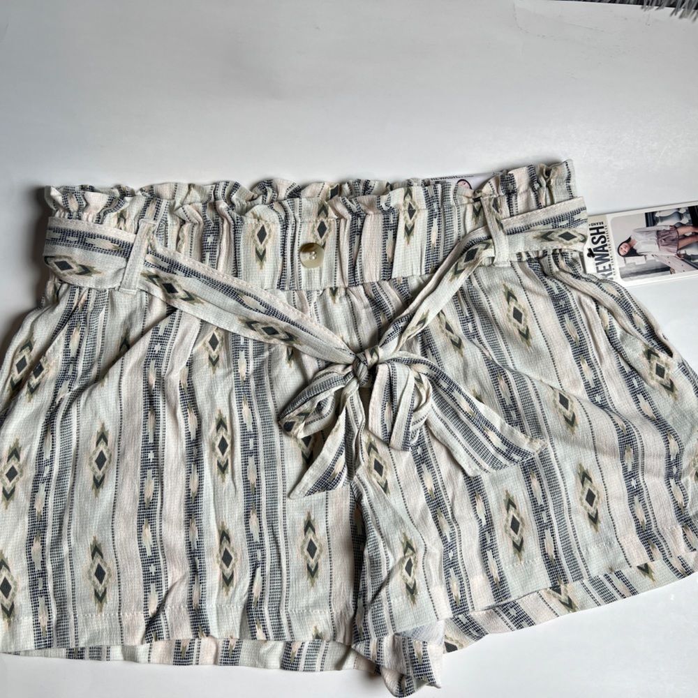 Rewash White Floral Shorts - Women | Color: White | Size: L